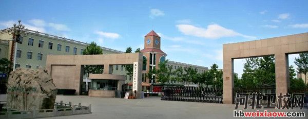 石家莊工商職業(yè)學(xué)院學(xué)校門(mén)口